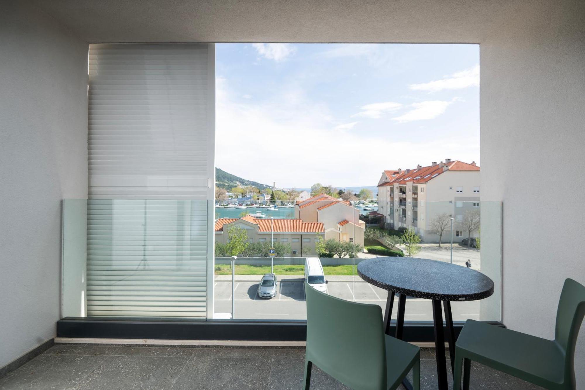 Rivus Apartments オミシュ エクステリア 写真